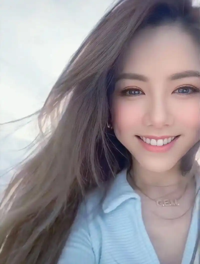 作为一个音乐界的璀璨明星,邓紫棋(gem)的光芒无疑是夺目的.