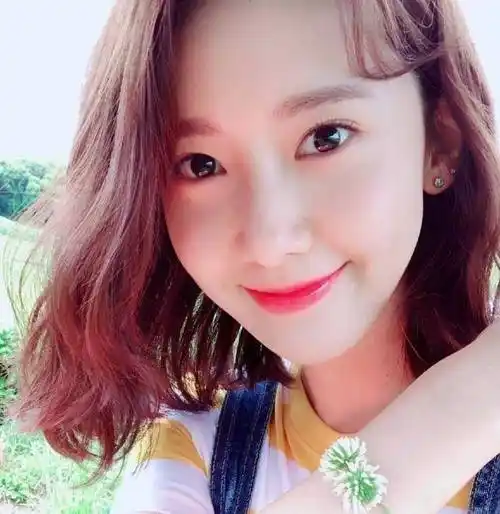 堪称自拍匠人的林允儿,可以出一本自拍教科书了_姐姐_镜头_风格