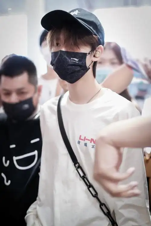 贺峻霖顺毛机场出发##贺峻霖香港出发机场图