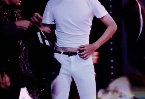 王俊凯的腹肌终于也来了,似乎不输易烊千玺和王源!