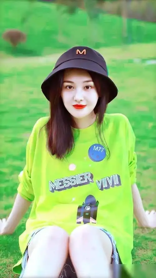 郑爽又美成小仙女梳起长发在操场跳舞网友外形比例好完美