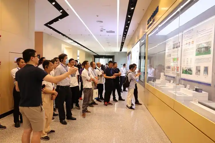 会后,企业代表还参观了嘉庚创新实验室.