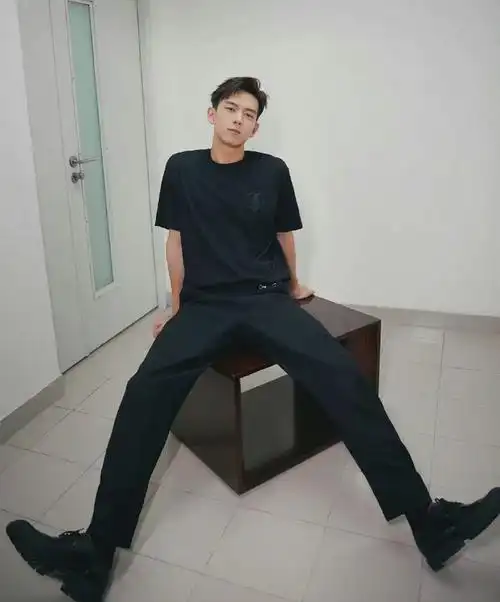 李现做核酸姿势##李现做核酸