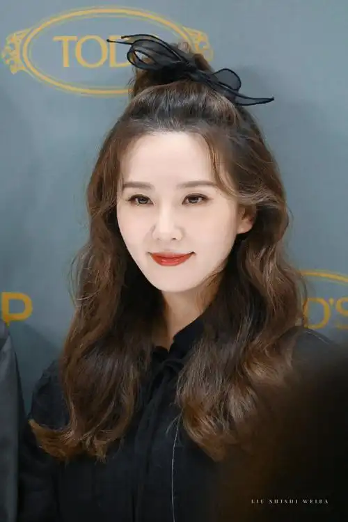 刘诗诗卷发高马尾#刘诗诗活动美图来袭,卷发高马尾发型俏皮可爱,笑