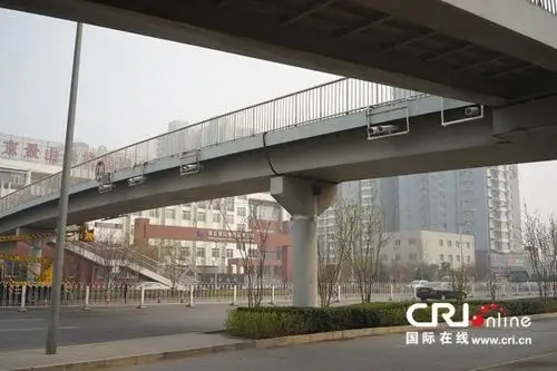 有市民称石景山区鲁谷东路一过街天桥下不知为何安装了20余个摄像头