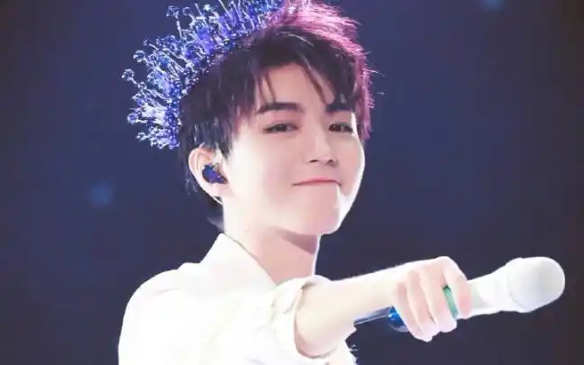 王俊凯片场向粉丝比心