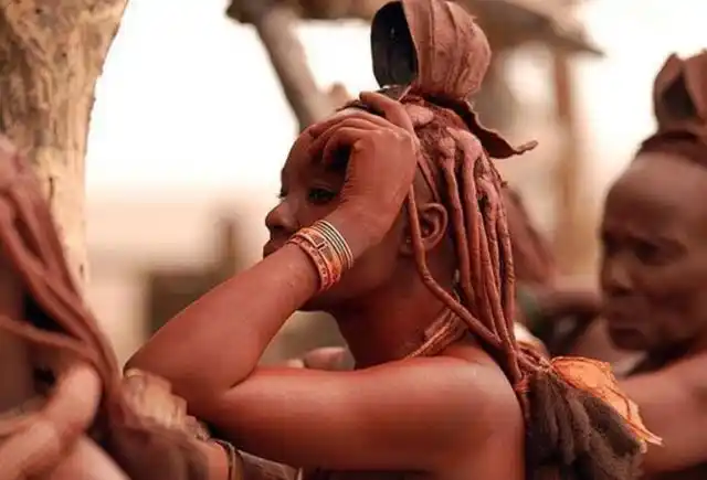 最另类的原始部落女人以裸为美下巴插16厘米长棍