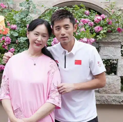 张继科晒家人合照庆生,60岁妈妈韵味十足,催婚儿子或将喜事临门