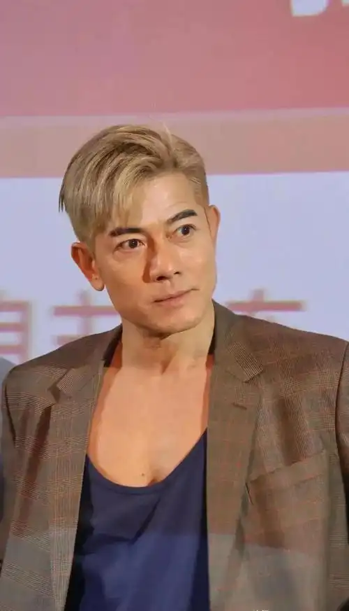 郭富城58岁生图曝光:岁月的痕迹还是男神风采?依旧帅气