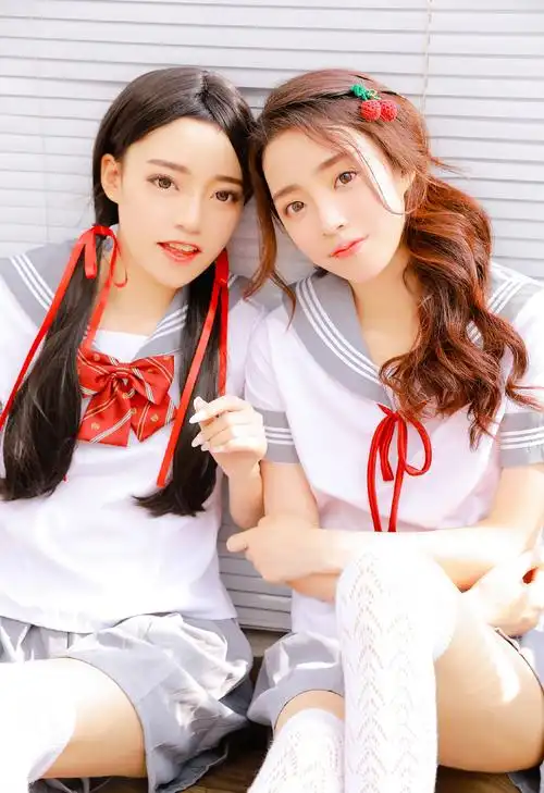 麻辣美女姐妹花学生制服性感闺蜜照图片