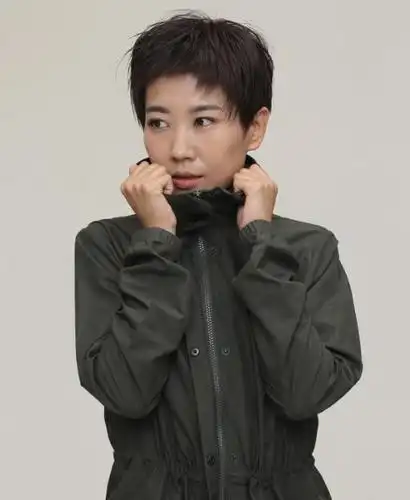 杜旭东对外事业有成,对内有着貌美妻子和女儿,可以说是活成了人生赢家