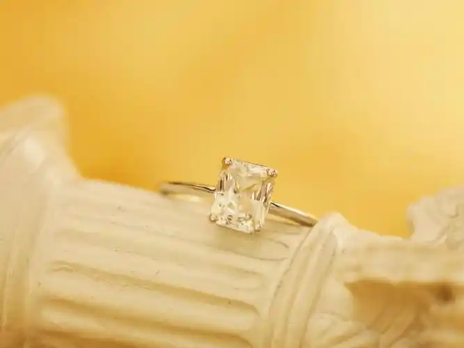 白色蓝宝石戒指