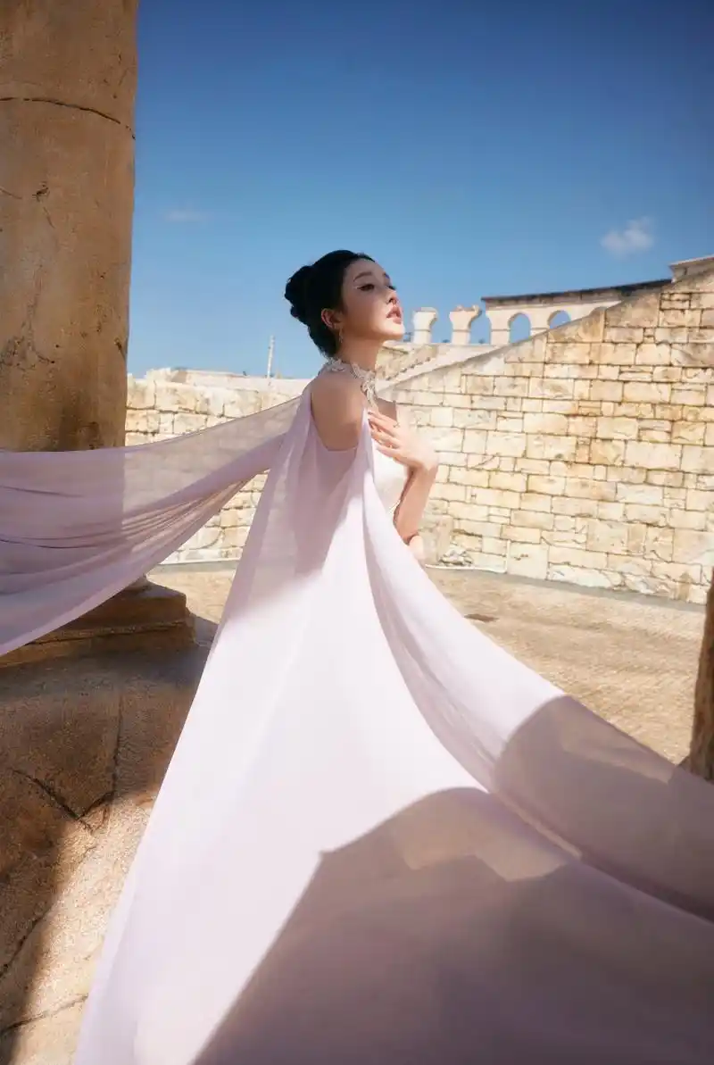 姜贞羽,白色抹胸裙搭配淡紫色薄纱,清新浪漫!