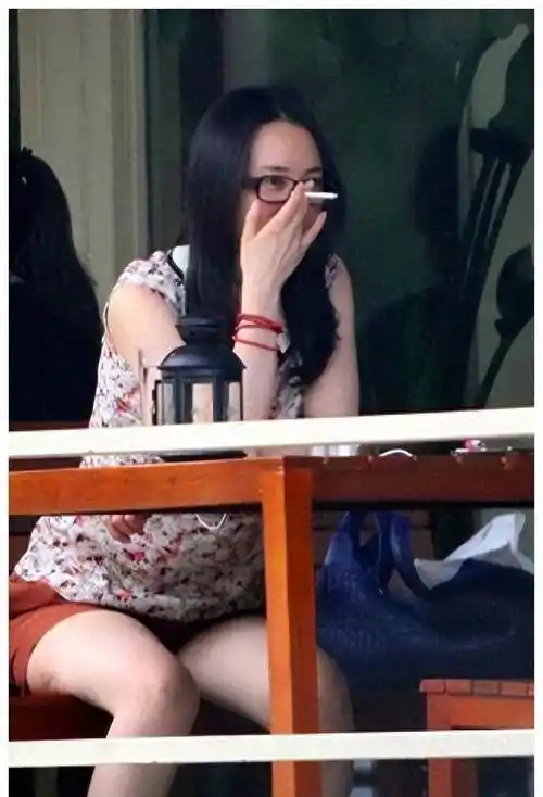 抽烟成瘾的8位女明星,个个都是老烟枪,有的还让人意想不到