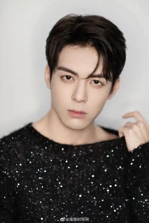 快来get@曾舜晞joseph 的秋日穿搭!黑色上衣搭配同色系裤装