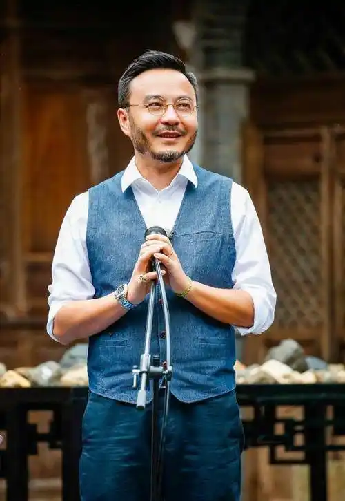 原创男人留胡子不仅为时尚汪涵这络腮胡还显脸小休闲造型很舒适