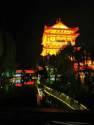 最美台儿庄古城夜景,灯火阑珊,歌声悠扬,摇橹船荡漾在夜色的小桥下