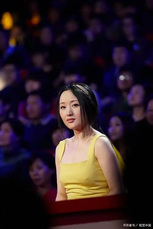 杨钰莹年轻照曝光:"黄安愿跪追,魅力引发思考"