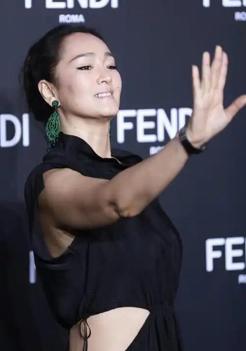 原创54岁巩俐够招摇,穿"灯笼裙"腰间挖两洞,轻松秀出"蚂蚁腰"