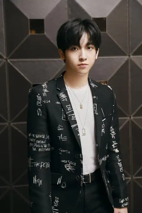 张俊一八佰电影# 身着黑. 来自yhboys组合 - 微博