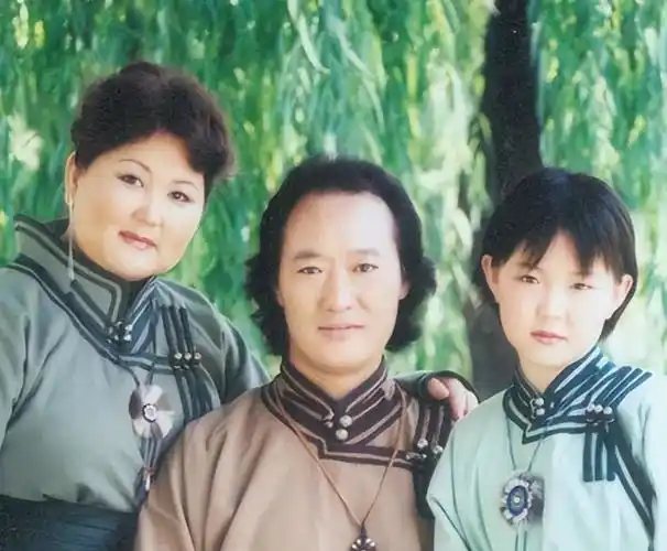 《吉祥三宝》这首歌是布仁巴雅尔为女儿诺尔曼所写的,当时女儿还很年