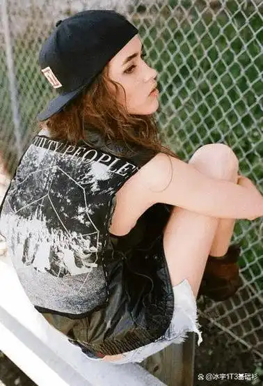 年轻人戴上青春,老年人戴上成熟稳重的帽子.