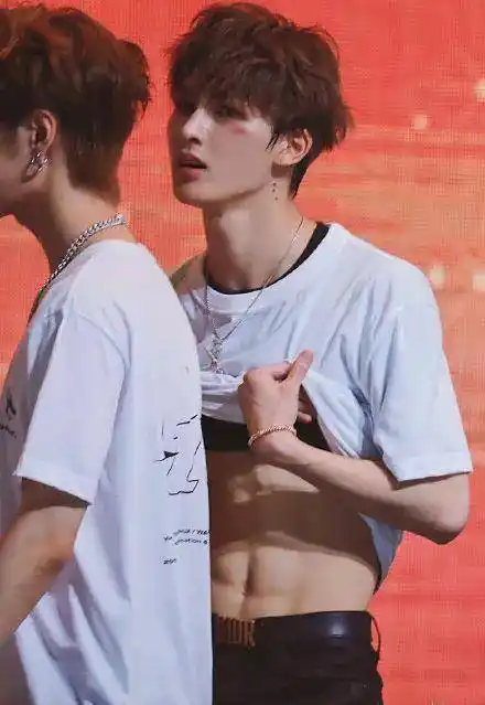 模仿女明星一个比一个俏,男明星媚起来真的没女人什么事了?_朱正廷_女