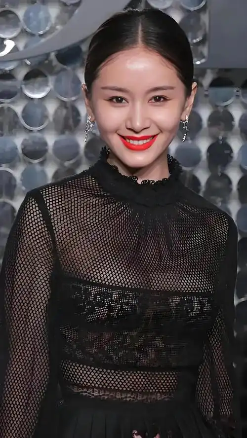 37岁王子文透视装惊艳亮相,灵动五官诠释时尚魅力!