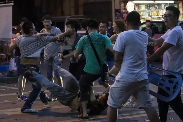 世界杯决赛广州球迷酒后大打出手