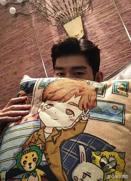 张瀚豪宅曝光看到客厅装修后网友和他霸道总裁的气质很符合