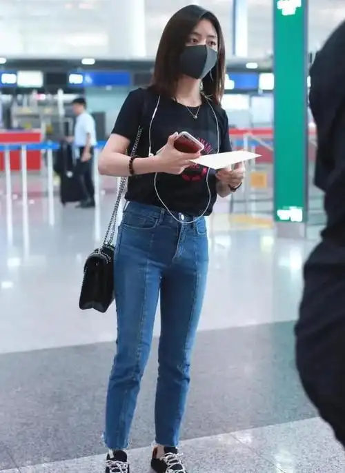 中国女演员谭松韵穿牛仔裤