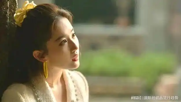 网易号>正文申请入驻> 黄色单品出现的频率极高,小到一字夹大到晚礼服