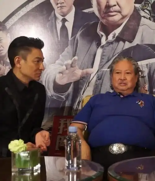 刘德华 #洪金宝 同框接受采访,虽然刘德华比洪金宝红的多,但在前辈