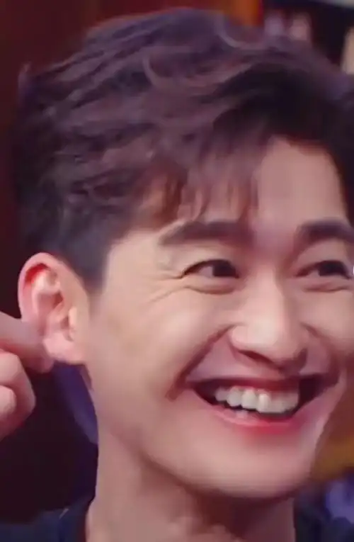 就算不露牙齿,张翰的笑也很不好看,嘴巴像一条线,他的下巴又很平,面部