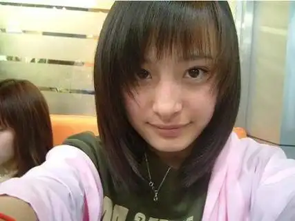 杨幂整容前最丑照片是谁,杨幂整容前像曾轶可