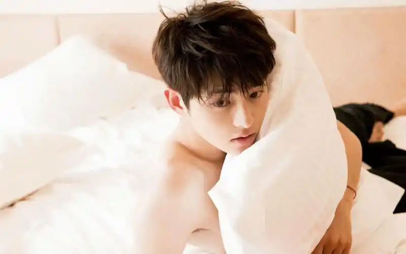 太阳的后裔男主宋仲基帅气时尚写真桌面壁纸-日韩明星-壁纸下载-美桌