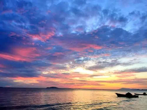 三亚的夕阳非常美丽                    友一起欣赏.