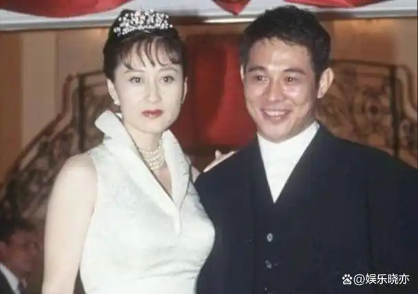 李连杰对利智说:咱们两个女儿都挺奇怪的,相貌既不像你也不像我