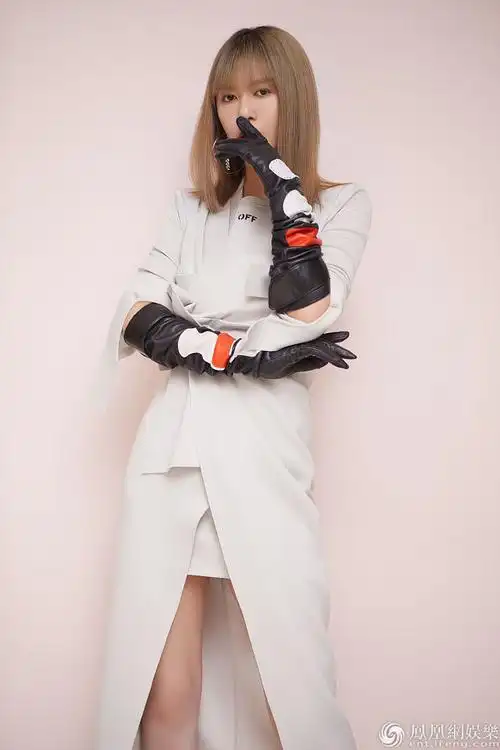 谭维维穿白裙脚踩银色长靴露美腿搭配黑手套美丽大方潮范十足