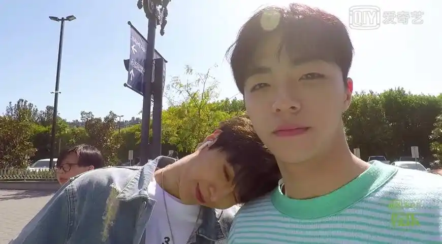 范丞丞睡眼惺忪参加团综录制将头靠在陈立农肩上卖萌