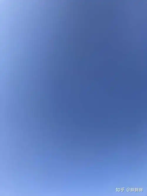 对,我就喜欢这种纯净的蓝色,目前拍到的唯一一张令我满意做手机壁纸