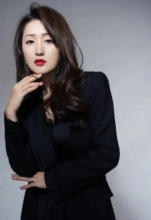 50岁杨钰莹近照反差大,一字肩秀天鹅腿,紧身皮裤勒出细腿_观众_节目