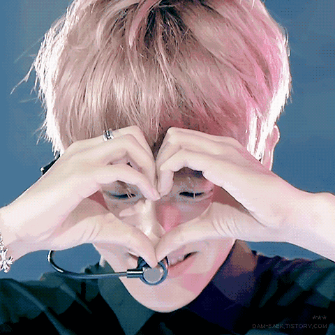 边伯贤表演手指比心gif动图_动态图_表情包下载_soogif