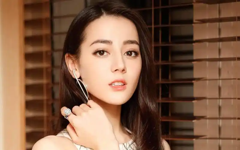 王鸥×迪丽热巴创意短片,两大女神的上流玩法,太霸气了!