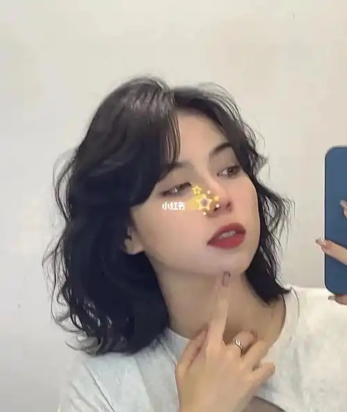 女生短发烫文艺显发量