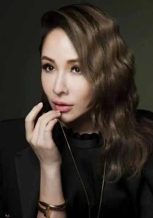 萧亚轩个人资料简介(从"亚洲天后"到"落魄歌手",经历了什么?