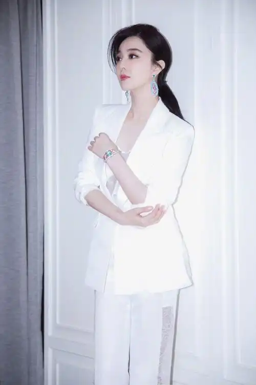 范冰冰穿白色西装套装出席活动,低马尾好洋气,喇叭裤显瘦又显高