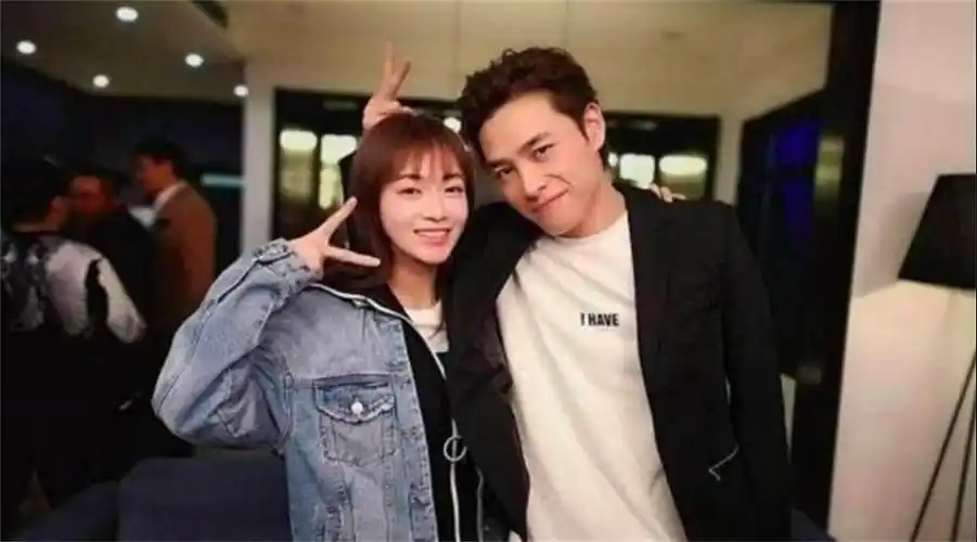 洪尧晒与吴谨言亲密合照,女方躺男方肩膀捂脸很娇羞_哔哩哔哩_bili