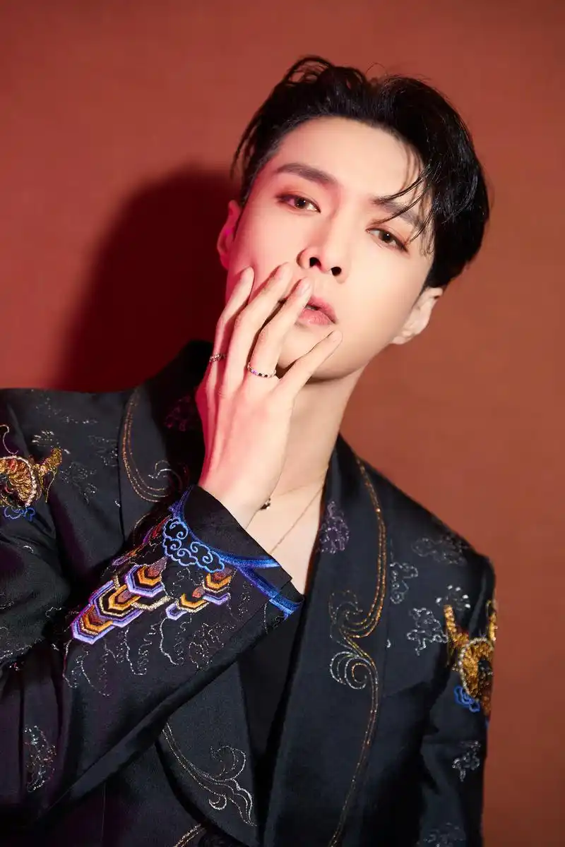 张艺兴是身怀绝世舞功在梦不落雨林追逐梦想的captain lay,也是遥望