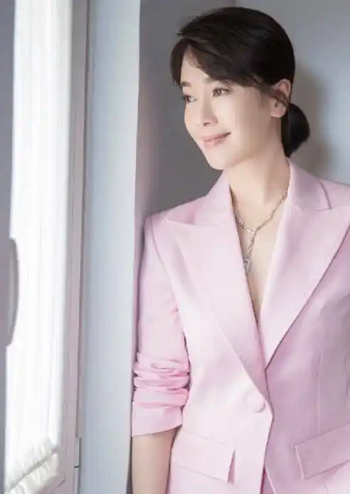 42岁左小青真豁得出去,穿粉色西装"真空上阵",踩细跟气场全开_穿着